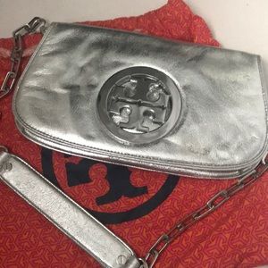 Tory clutch with detachable straps